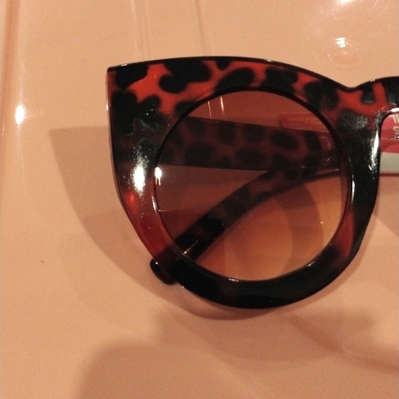 ROUND Cat Eye Leopard Print Frames Oversized Brown Sunglasses - Picture 2 of 16